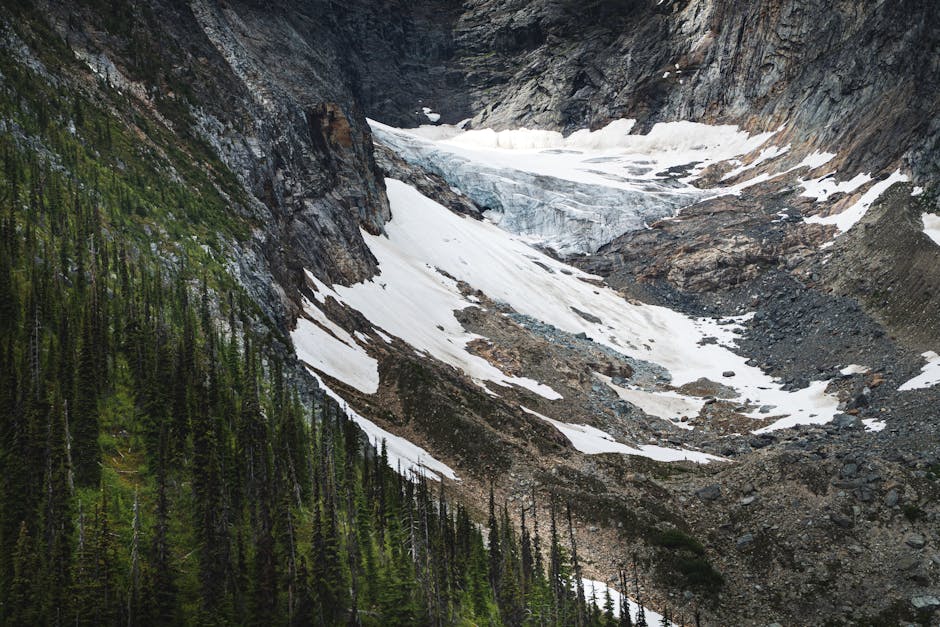 Glacier-View Glass Mansions for Silent Alpine Retreats